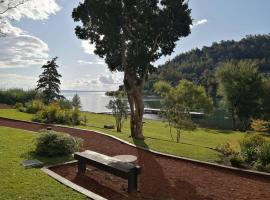 Exclusivo depto en Parque Pinares primera línea lago, hotel a Pucón