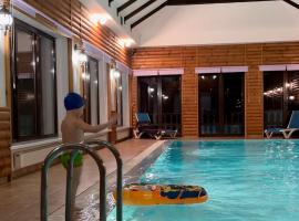 Приватний будинок для сімейного відпочинку з басейном, сауною та генератором、Hryhorivkaのホテル