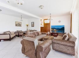 Villa Forest, cottage in Kotor