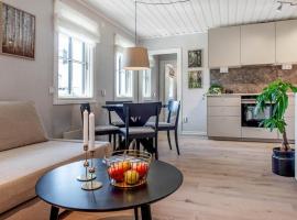 Nyrenoverat gårdshus på havstomt med hög standard, hotel la plajă din Örnsköldsvik