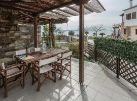 ILOI’s Villa in peaceful Village w. Private Beach, hotel em Koropi