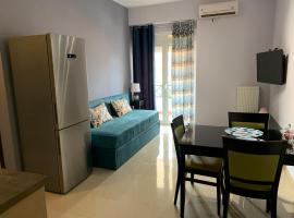 Christi Apartments &Alpha;&&Beta;: Kokk&iacute;ni Kh&aacute;nion şehrinde bir golf oteli