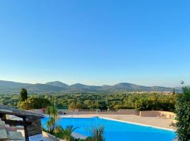 Jolie maison Golfe de Saint-Tropez, hotel u gradu 'Cogolin'