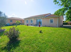 Maison chaleureuse avec jardin 1500m2, budgethotell i Villefranche-de-Rouergue