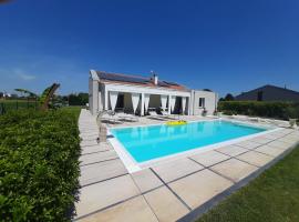 Villa Private Pool Luxury G&P Hot Tub, hotel de playa en Granarolo dell'Emilia