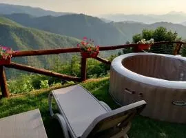 Home Holidays Crasciana, con terrazza vista sulle Alpi Apuane.