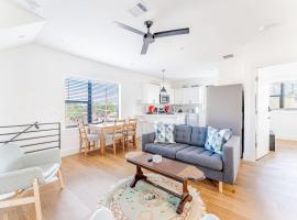 Airy East Downtown Gem King Bed Sleeps 8 Fast WiFi 3BR, vacation home in Austin