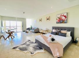 237 Santai - Second floor studio by uHoliday, apartamento em Casuarina