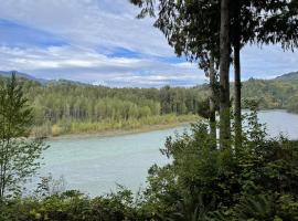 Spacious North Cascades Riverside A-Frame with Mt Baker Views - Dog-Friendly, hotell sihtkohas Concrete