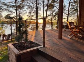 Domki Borsk - komfortowe domki nad jeziorem Wdzydze z przepięknym widokiem、ボルスクのホテル