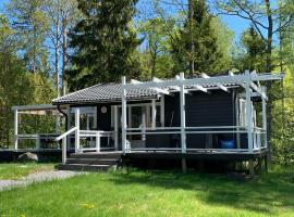 Cozy cottage near the sea, cheap hotel in Tjustvik