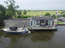 Luxe woonboot unieke locatie Friesland Âlde Feanen, holiday home in De Veenhoop