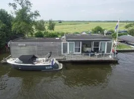 Luxe woonboot unieke locatie Friesland Âlde Feanen