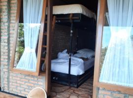 The Boat Homestay and Spa, hotell i Balige