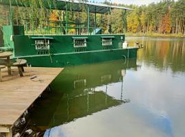 le bateau sur lac privé de 2 hectares poissonneux au milieu des bois, hotel en Florennes