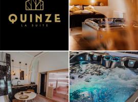 Quinze suites et wellness de luxe, hotel dengan parkir di Ciney