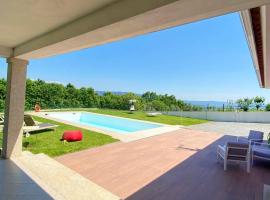 Viesnīca ar autostāvvietu 3 bedrooms villa with city view private pool and enclosed garden at Sao Miguel do Prado 