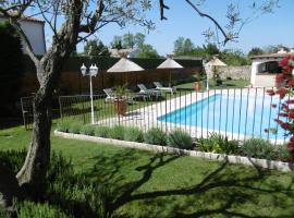 Les chambres d'hôtes d'Eloïse, piscine privée, B&B in Aramon