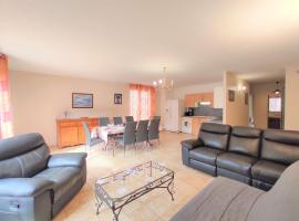 T4 8 pers, Wi-Fi, Terrasse, Parking, Centre Saint-Lary-Soulan - FR-1-457-182, khách sạn ở Saint-Lary-Soulan
