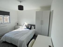 Double room with private bathroom in Basingstoke โรงแรมในบาซิงสโตค