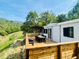 Charmant Chalet avec terrasse et accès piscine., camping in Rocbaron