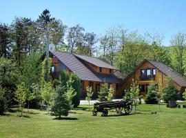 Cabana Paradisul Verde Neamt, помешкання для відпустки у місті Тирґу-Нямц