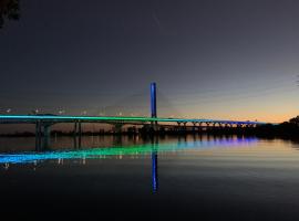 Motel Du Fleuve, hotel v destinaci Brossard