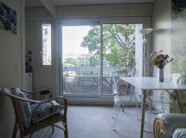 BRIGHT 25 m ideal for 2 with wifi and BALCONY, apartment in Paris