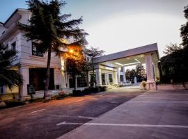 Univers Resort: Elbasan şehrinde bir otel