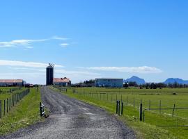Bakland ad Lágafelli Apartment, farm stay sa Búðarhólshverfi