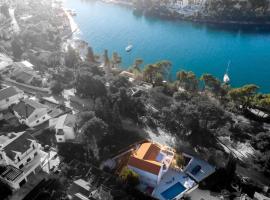 Amazing house W pool and big sunny terrace close to sea & beach, dovolenkový prenájom v destinácii Splitska