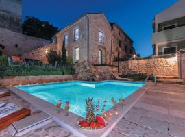 Stunning Home In Tkon With 9 Bedrooms, Wifi And Outdoor Swimming Pool, hotel a Tkon