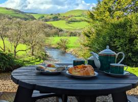 Aberhiriaeth Hall - Country House By River Dyfi, hotel with parking in Cemmaes