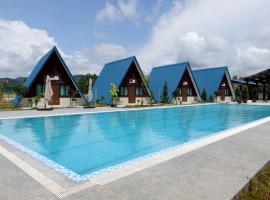 SENTA Adventure Camp & Resort, hotel with pools in Kampong Minyak Beku
