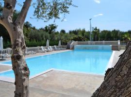 Bungalow in a resort in Lido del Sole with terrace: Foce Varano'da bir daire