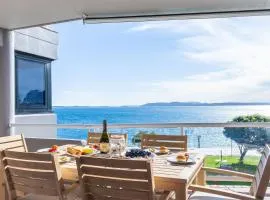 Florentine 13, 11 Columbia Close -fabulous unit with air con, wifi, pool, lift and waterviews