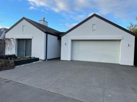 Stunning park side holiday home, budget hotel sa Christchurch