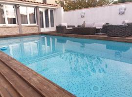 Villa 8p piscine+ spa+Clim+ 4 SDB proche des plages, hotelli kohteessa Bompas