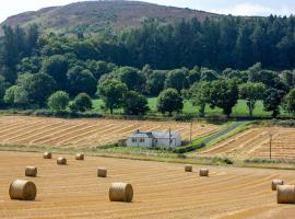 Railway Cottage, Newtyle, hotel with parking in Newtyle