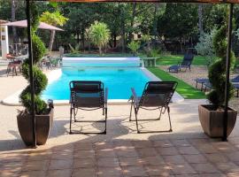 villa provençale 10 personnes piscine, hotel din Rochegude-Drome