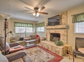 Home 1 Mi to University of Texas Relax Fireside!, hotel v destinaci Richardson