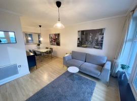 LUXURY APARTMENT, SAUNA, GYM, 24hrs Concierge, hotel in Woking