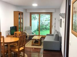 Casa Buganvilla. Apartamento con jardín, a 100 metros del centro. โรงแรมในโกมิญาส