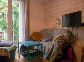 NICE 18 m equipped and ideal for couple in PARIS, apartamento em Paris
