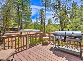 Near Hiking Trails Woodsy Pine Cabin with Fire Pit, hotel v destinaci Pine