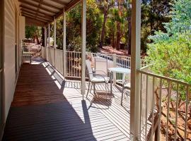 Noonameena Cottage, hotel in Halls Gap