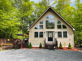 Nature Escape Resort With Large Private Deck, Hot Tub, BBQ Grills, at Arrowhead Lake with 3 Pools, 4 Beaches at the Lakes and MORE, αγροικία σε Thornhurst
