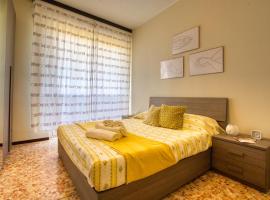 CaseOspitali - CASA LUCE a due passi dal SAN RAFFAELE - 1 bedroom e divano in soggiorno, hotel in Vimodrone