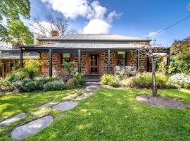 Secret Garden - Luxury Cottage - Giant 85inch TV, hótel í McLaren Vale