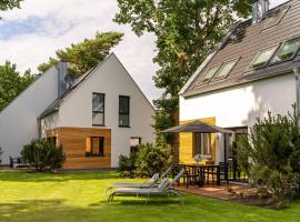 5 Sterne Wellness-Ferienhaus "Dünenrose" mit Sauna, Kamin & Terrasse - ruhig am Ostseewald in Zingst, hotell i Zingst